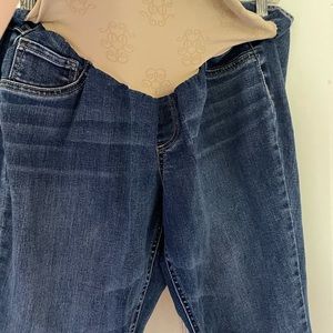 Jessica Simpson maternity light wash Jeans with large tummy panel.